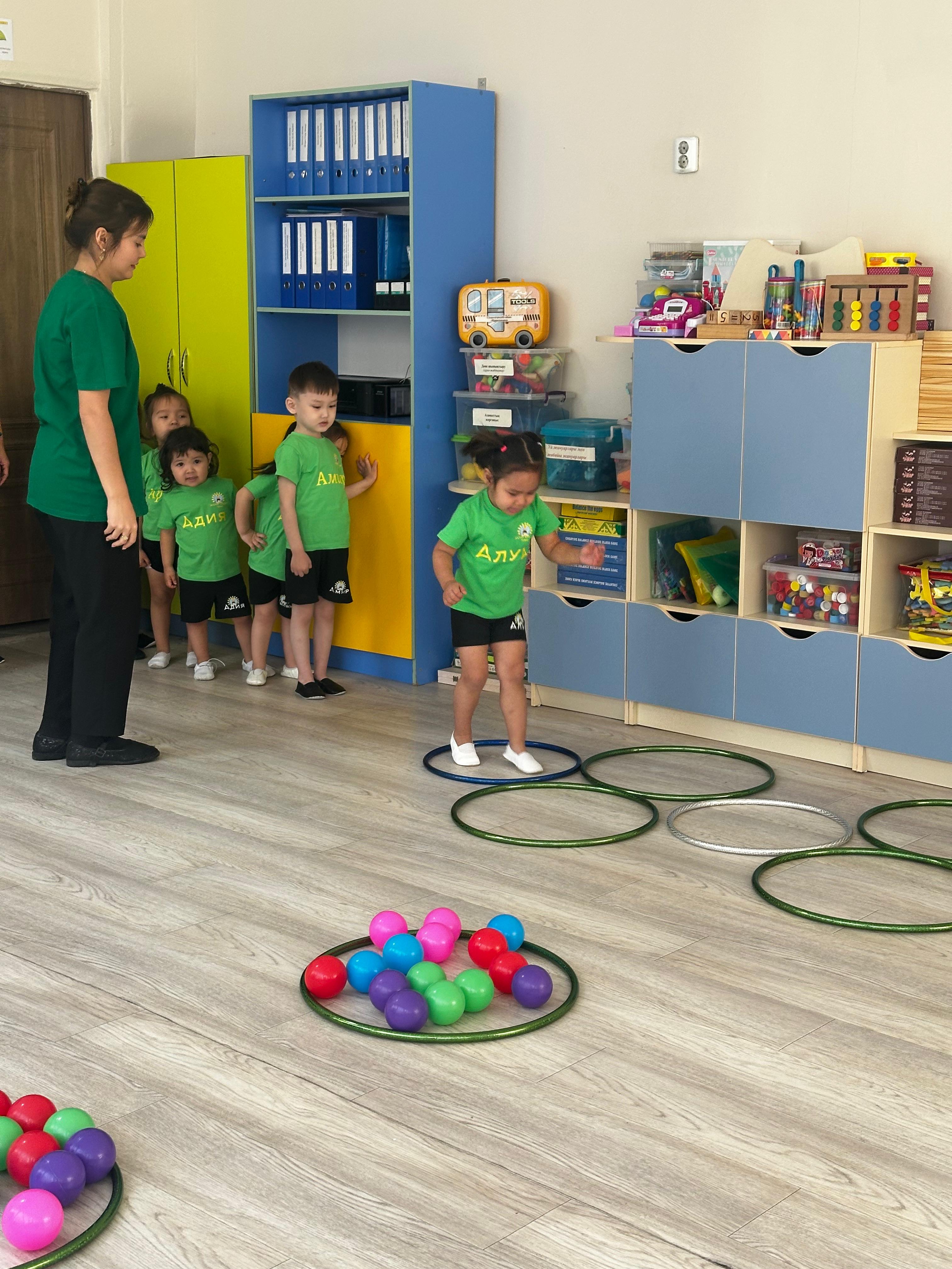 Дене тәрбиесі: "Көңілді ойындар елінде"